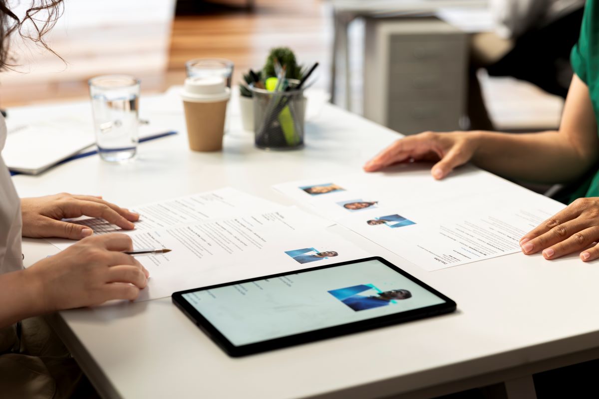 Hr manager using device