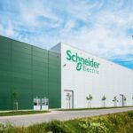 Поглед отвътре в новата умна фабрика на Schneider Electric до Будапеща