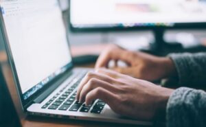 Как AI променя ролята на CRM към активен помощник в продажбите