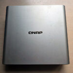Ревю на QNAP TBS-h574TX – компактен и преносим NAS модел, който се побира в обикновена раница